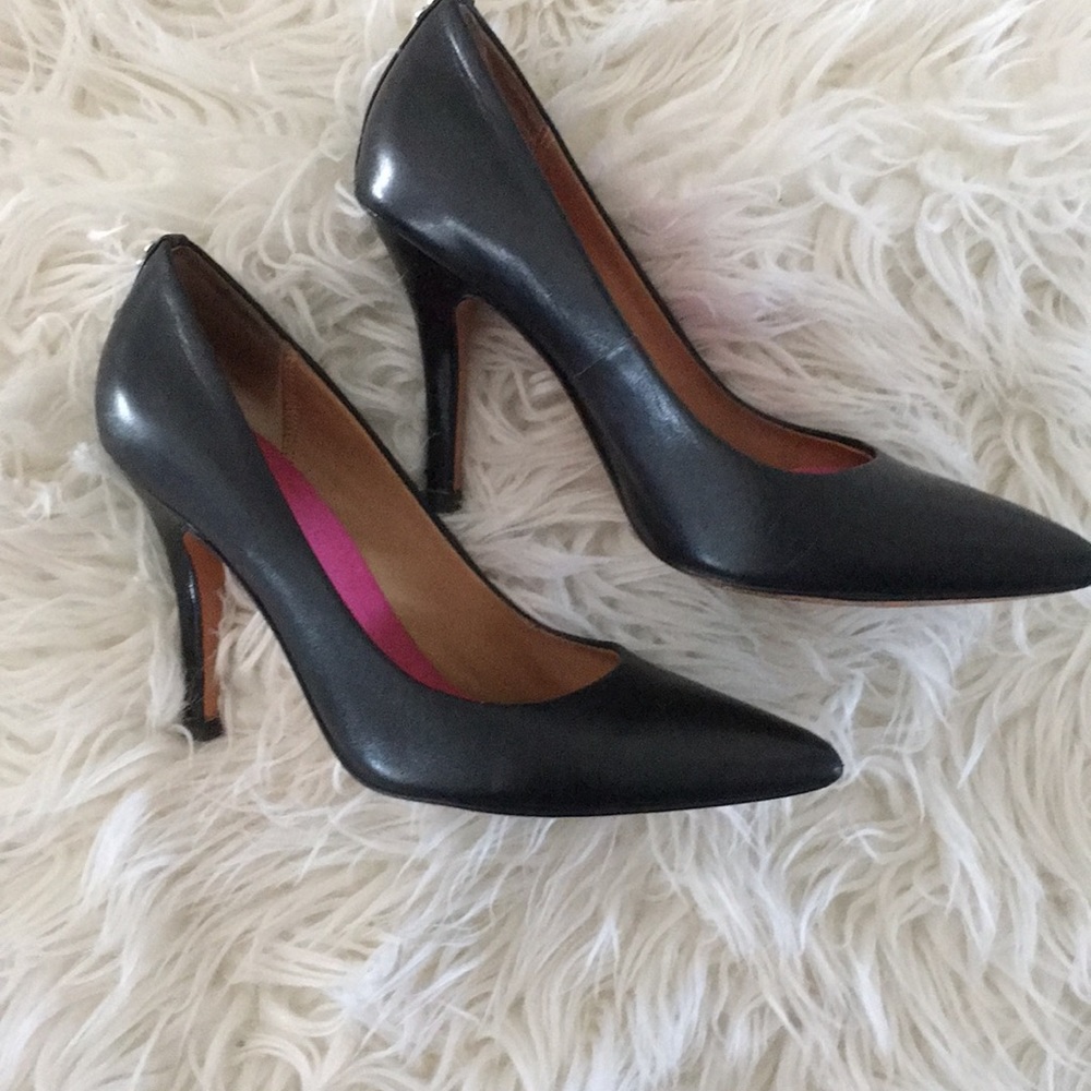 Coach Black Pumps Size 6 Used - Picture 2 of 4